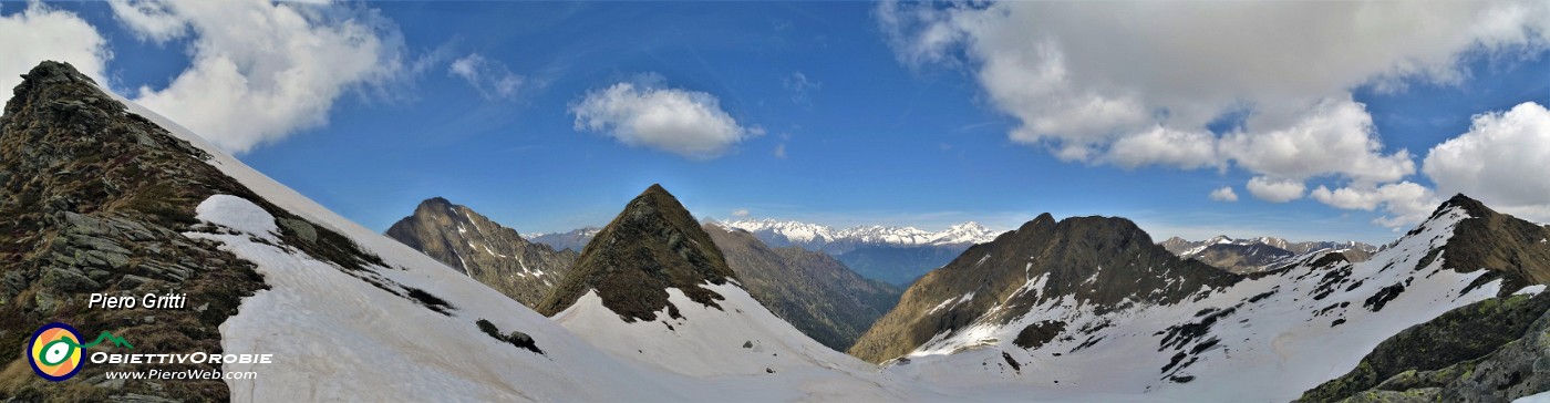 58 Dalla Bocchetta di Budria (2216 m) panoramica verso le Alpi in secondo piano.jpg